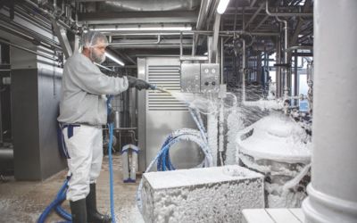 Manuelle Niederdruckreinigung in einem Unternehmen, das Milch verarbeitet (Foto: System Cleaners)