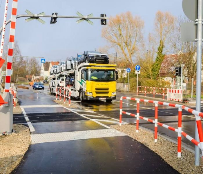 Mit dem Scania P 25 BEV steht erstmals ein rein elektrisch betriebener Autotransporter zur Verfügung, der effizient und umweltfreundlich den Transport von Fahrzeugen ermöglicht. (Foto: Michael Baumgartner. KiTO)